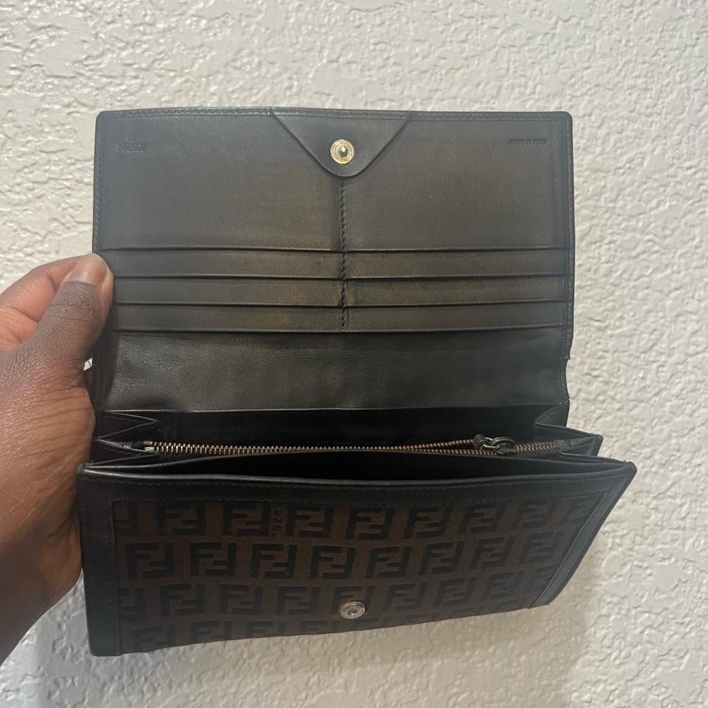 Sold ‼️‼️‼️‼️
Authentic vintage Fendi continental wallet! - Picture 11 of 13